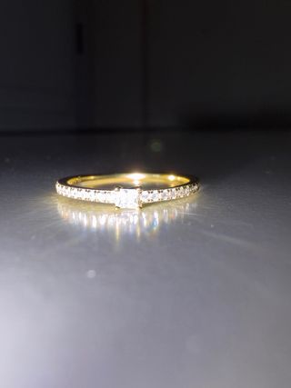 Anillo bañado en oro con circonitas