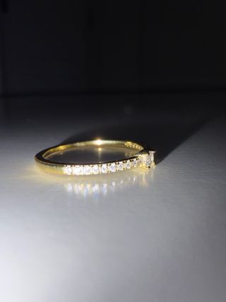Anillo bañado en oro con circonitas