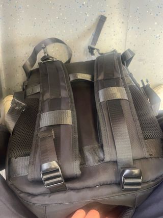 Mochila preta com laço laranja