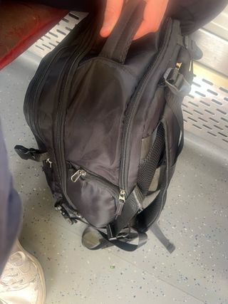 Mochila preta com laço laranja