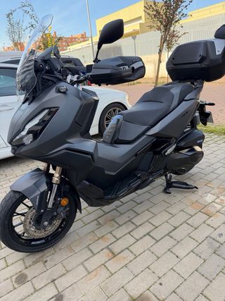 Honda ADV 350 Negra - Como Nueva
