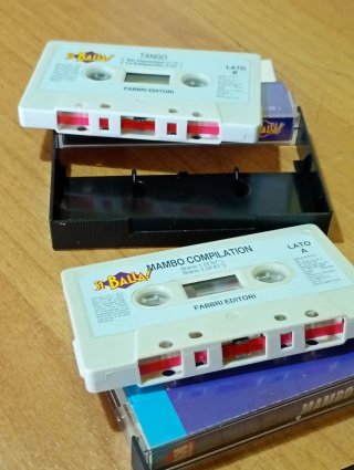 LOTTO 2 AUDIOCASSETTE VINTAGE COLLANA "SI BALLA"