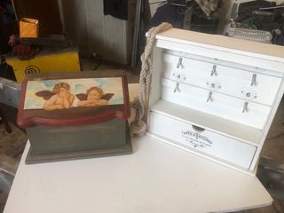 Cajita decorativa con ángeles y mueble llaves