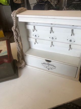 Cajita decorativa con ángeles y mueble llaves