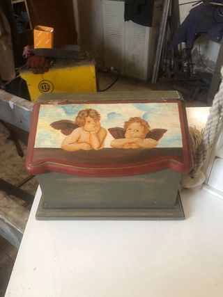 Cajita decorativa con ángeles y mueble llaves