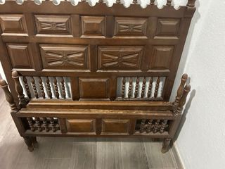 Cabecero antiguo de madera tallada