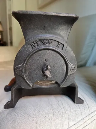 Molino de café antiguo de hierro fundido