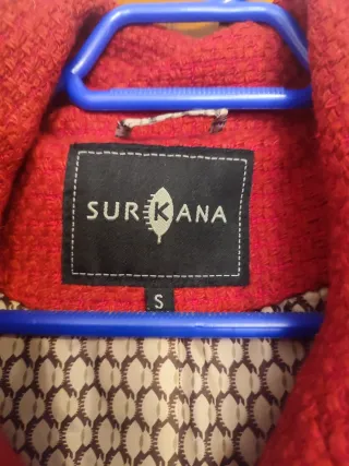 Abrigo SURKANA rojo con bordado floral