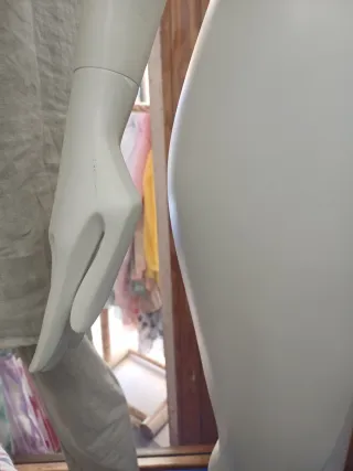 Maniquí mujer con la mano rota