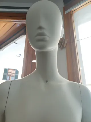Maniquí mujer con la mano rota