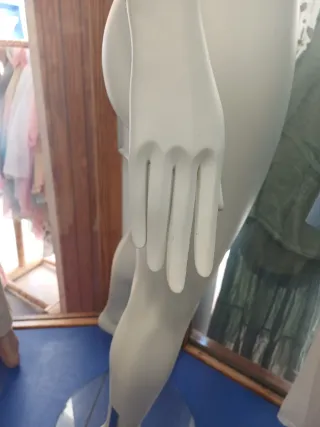 Maniquí mujer con la mano rota