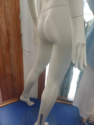 Maniquí mujer con la mano rota
