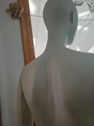 Maniquí mujer con la mano rota