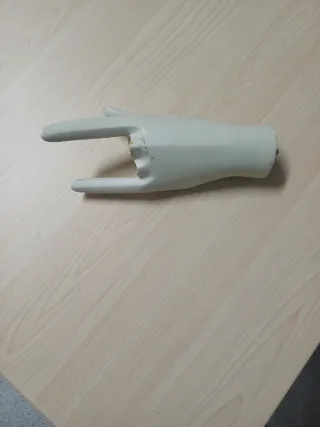 Maniquí mujer con la mano rota