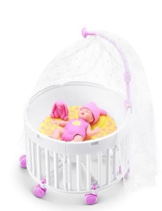 Cuna de muñeca con bebé y conejito