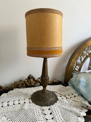 Lámpara de noche dorada con pantalla
