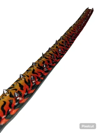 Cinturón de cuero con pinchos y estampado de tigre