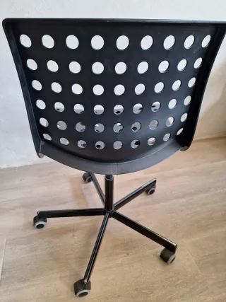 Silla de Ikea  negra con ruedas elevable