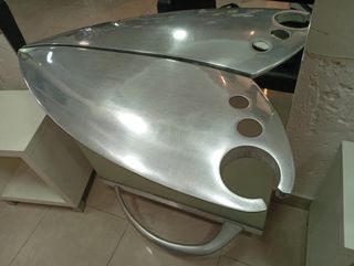 Tocador de peluquería plateado y gris con espejo