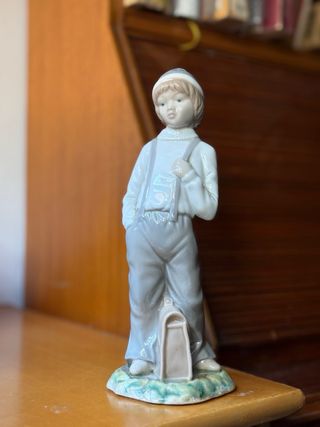 Figuras de porcelana y madera