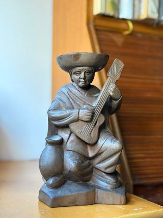 Figuras de porcelana y madera