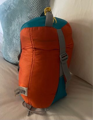 Saco de dormir momia Quechua naranja y gris