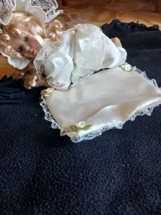 Bambola di porcellana con abito pizzo