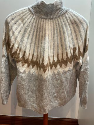 Jersey gris y beige cuello alto