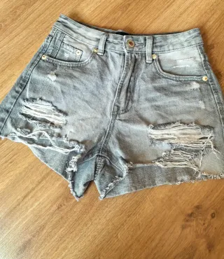 Shorts vaqueros Stradivarius rotos talla 32