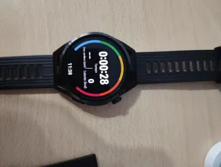 Smartwatch Huawei GT Runner Negro con accesorios.