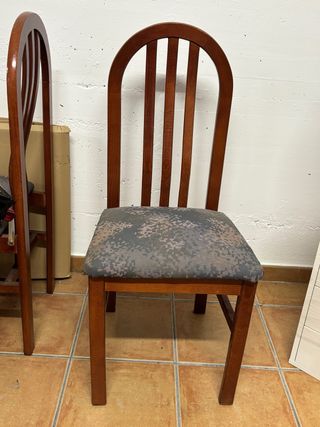 4 Sillas de madera con asiento de tela
