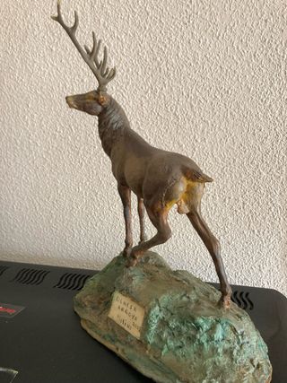 Escultura de Ciervo Metal Bronce Base Rocosa