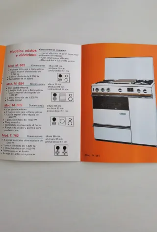 Lotto di 2 cataloghi vintage di cucine Zanussi + Corberó