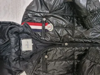 Giubbotto Moncler nero con cappuccio