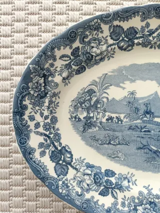 Fuente cerámica azul y blanca