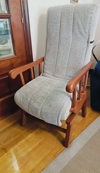 Sillón mecedora madera y tela