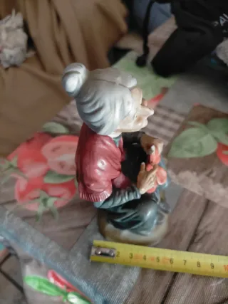 Figura de porcelana anciana tejiendo