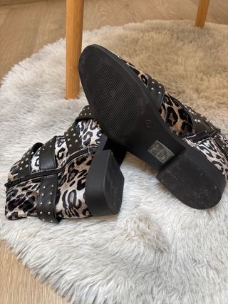 Botines leopardo con tachuelas y hebillas