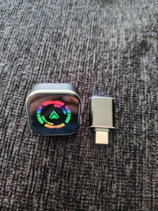 Adaptador Carplay para pantalla coche.