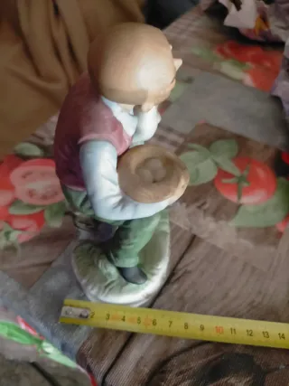 Figura de porcelana hombre con pato y nido