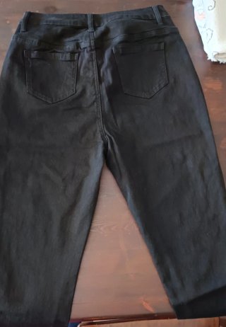 Jeans neri donna, leggermente felpati all'interno.
