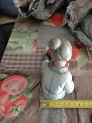 Figura de porcelana anciana con frutas