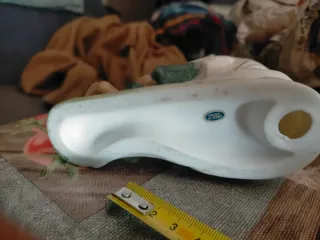 Figura de porcelana anciana con frutas