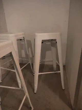 Taburetes metálicos blancos y atril con cristal