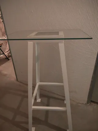 Taburetes metálicos blancos y atril con cristal