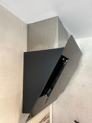 Campana extractora inclinada 60cm negra