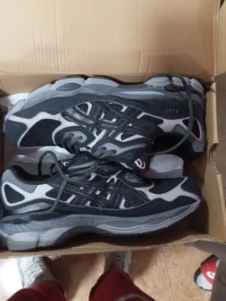 Zapatillas Asics Plata y Blanco