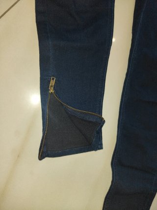 Pantaloni tipo leggings con zip alla caviglia