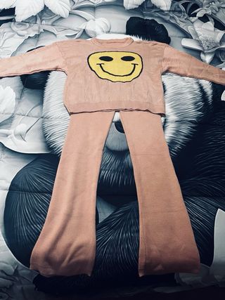 Conjunto gris con smiley amarillo