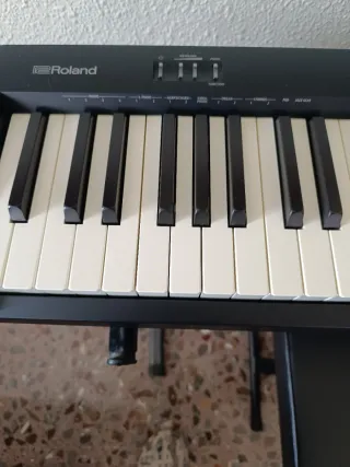 Pianoforte digitale con supporto e sgabello
